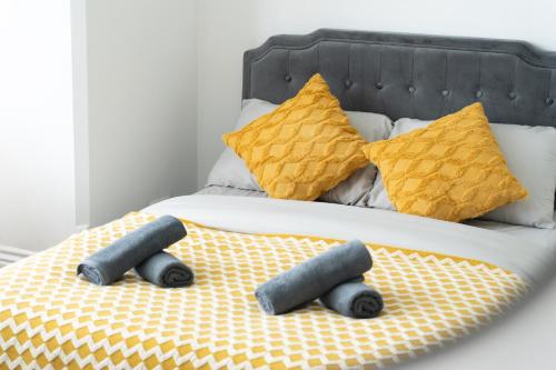 a bed with two stuffed animals on top of it at Open Mind Property - HotTub, 8 Beds & 2 Car Spaces in Portsmouth