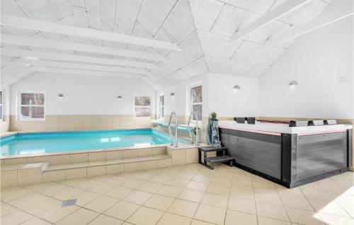 una grande piscina in una grande stanza con di Pet Friendly Home In Rømø With Kitchen a Rømø Kirkeby