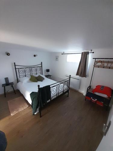 Un dormitorio con una cama grande y una ventana. en Chez Nous, en Tillé