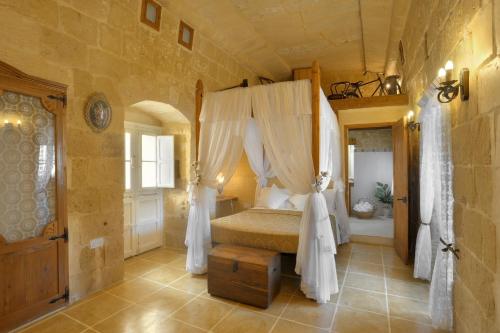 A bed or beds in a room at Gozo Break Farmhouses