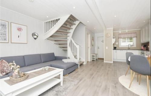 Ruang duduk di Stunning Home In Eidsvåg I Romsdal