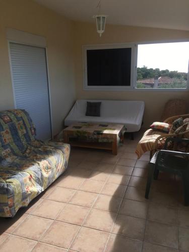 un salon avec un canapé et une télévision à écran plat dans l'établissement L'Oeil de Sainte Lucie, à Conca