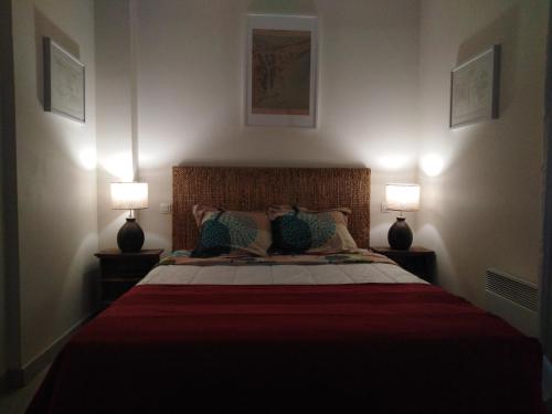 une chambre avec un grand lit avec deux lampes dans l'établissement Les mythiques canaux de Sete, vue d'exception !, à Sète