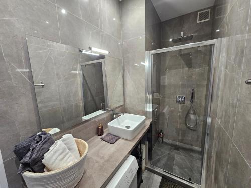 une salle de bain avec un lavabo et une douche dans l'établissement City Center Boutique Studio Nr 2, à Nice