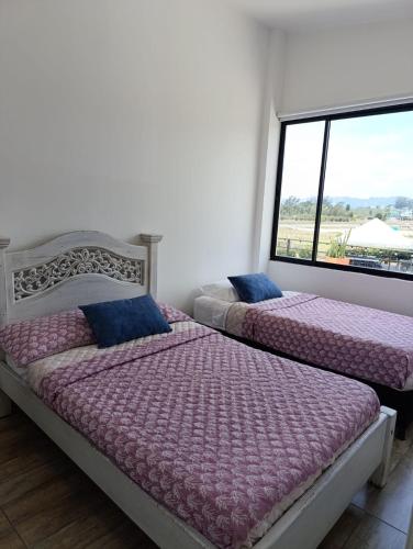 Postel nebo postele na pokoji v ubytování Casa El Roble paipa