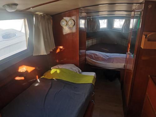 une petite chambre avec deux lits et une fenêtre dans l'établissement Petit yacht, au Barcarès