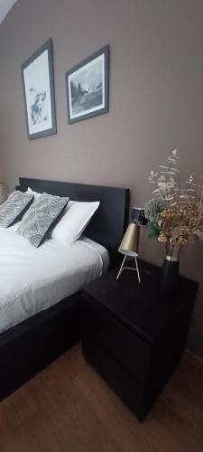 a bedroom with a bed and a table with a plant at Piso a pie de playa con terraza exclusiva in Moaña