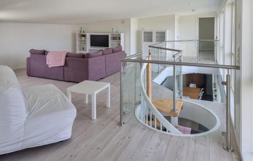 ein Wohnzimmer mit einem Glastisch und einer Couch in der Unterkunft 3 Bedroom Lovely Home In Vanse in Vanse