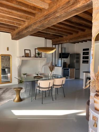 une cuisine et une salle à manger avec une table et des chaises dans l'établissement Le Meix Saint Vital, à Barizey