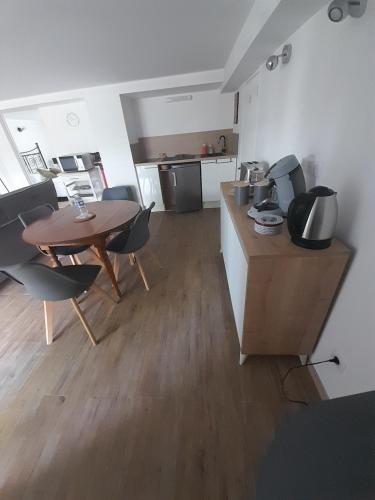 une cuisine et une salle à manger avec une table et des chaises dans l'établissement Chez Nous, à Tillé