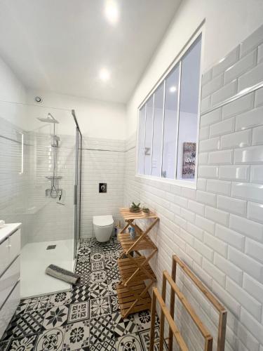 une salle de bain avec douche et toilettes dans l'établissement Chambres d'hôtes Les Carmélites, à Guingamp