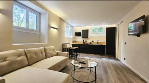 un salon avec un canapé et une table dans l'établissement Appartement Cannes 10mn des plages, à Cannes