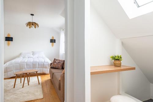 un salon avec un canapé et une table dans l'établissement Appartement 75017 proche Champs Elysées, à Paris