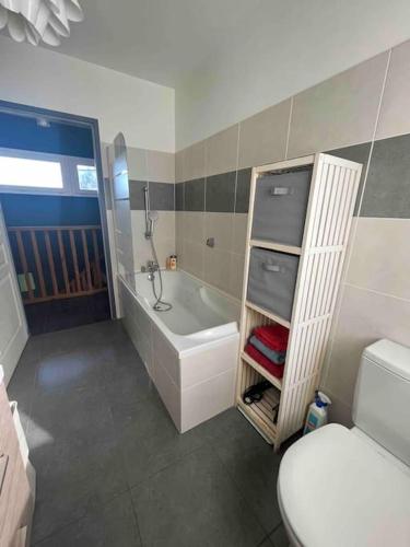 une salle de bain avec une baignoire, des toilettes et un lavabo dans l'établissement Maison Lili 2 chambres, à Conca