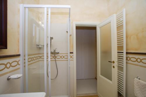 a bathroom with a shower and a glass door at Villa Lulli affittacamere in Sansepolcro