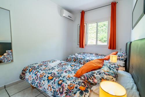 a bedroom with two beds and a window at Rosa in El Cerro