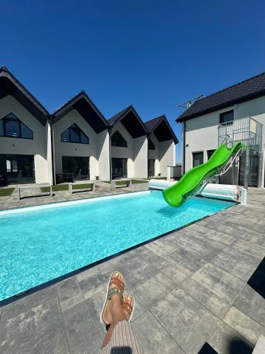 Domki Aurora klimatyzowane, z podgrzewanym basenem i zjeżdżalnią wodną