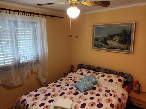 En eller flere senge i et værelse på Holiday Home Barbie