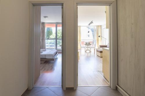 soggiorno con vista su un soggiorno di Sunny flat with pool a Varna