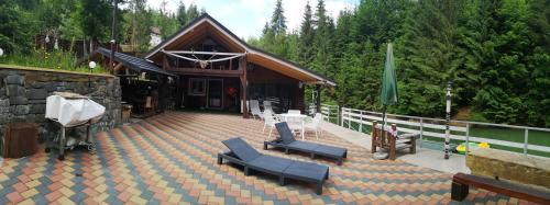 a patio with chairs and a house with a fence at Simply zen in Colibiţa