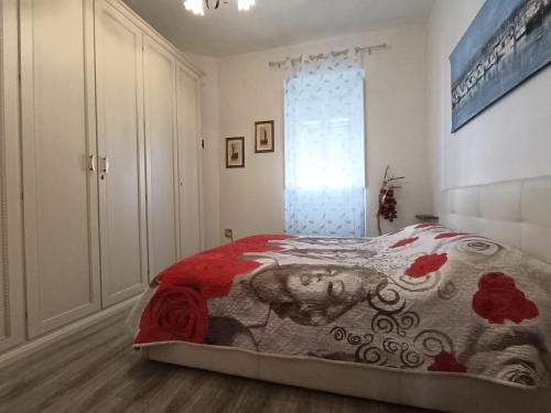 a bedroom with a bed with a painting on it at Piccione Marittimo Appartamento Vicinanze Mare in Livorno