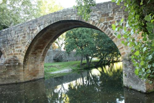 an old brick bridge over a river at Serpins Estação Al in Lousã