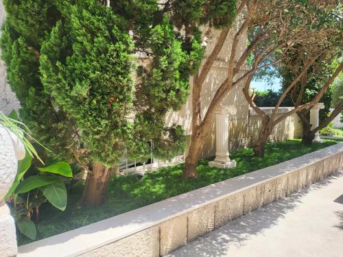 Un jardín fuera de Beach Villa at Split top location