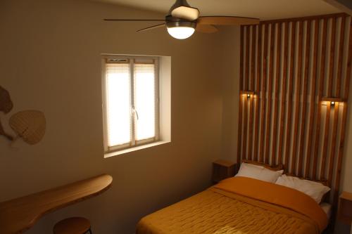 une chambre avec un lit et une fenêtre dans l'établissement Mas Eva, à Mouriès