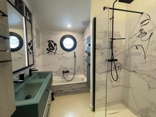 une salle de bain avec douche et lavabo dans l'établissement Maison neuve t4 Toute équipée piscine chauffé, à Nieul-sur-Mer