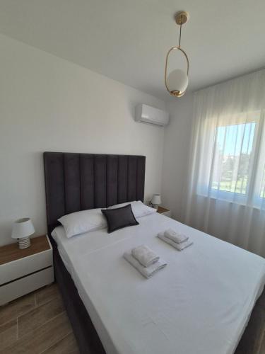 Ένα ή περισσότερα κρεβάτια σε δωμάτιο στο Frekuenca Apartments