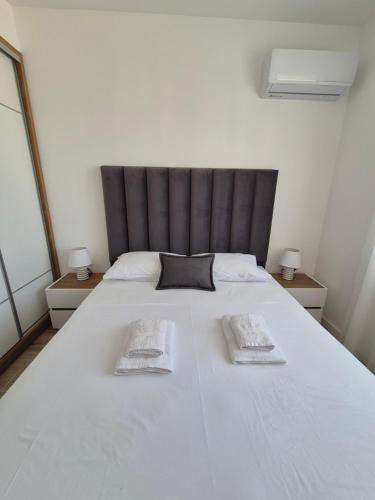Ένα ή περισσότερα κρεβάτια σε δωμάτιο στο Frekuenca Apartments