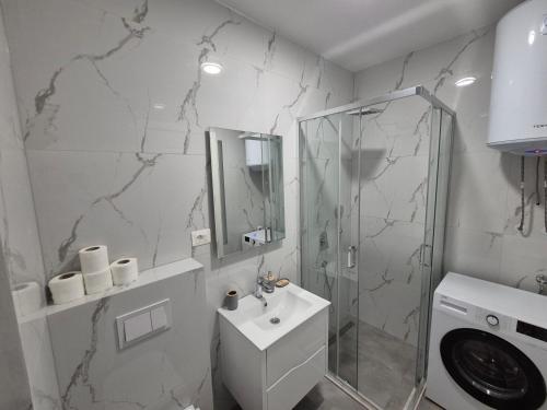 Ένα μπάνιο στο Frekuenca Apartments