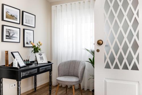 a home office with a desk and a chair at Pontes Guest House in Arcozelo