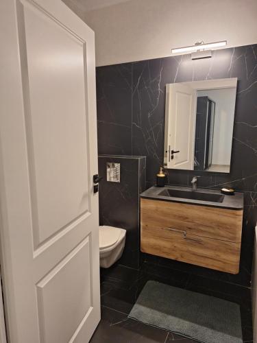 Et badeværelse på City Luxury Apartment