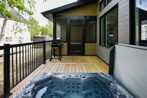 Balkón nebo terasa v ubytování Achille - Boisé avec spa et sauna