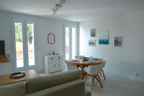 un salon avec une table et un canapé dans l'établissement La Bastide du Cap Brun, à Toulon
