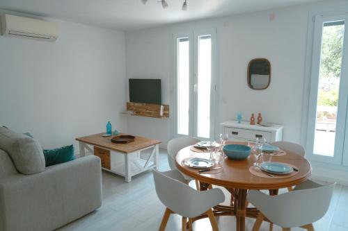 un salon avec une table et un canapé dans l'établissement La Bastide du Cap Brun, à Toulon