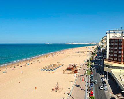 Amplio apartamento junto a la Playa Victoria