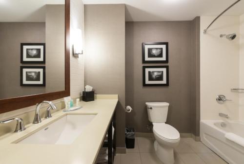 Comfort Inn & Suites في كامبل ريفر: حمام مع مرحاض ومغسلة وحوض استحمام