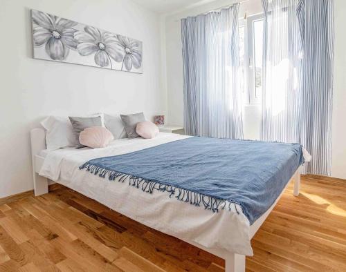 Postel nebo postele na pokoji v ubytování Krasici Suntime apartment