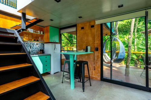 a kitchen with a green table in a house at Casa Natu Ilhabela Portinho in Ilhabela