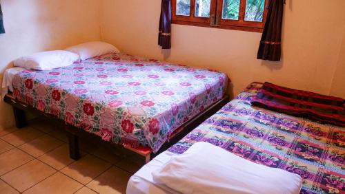 Postel nebo postele na pokoji v ubytování Del Lago Atitlan