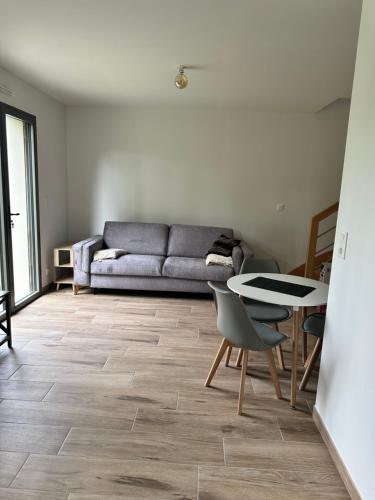 Ein Sitzbereich in der Unterkunft Maisons à dix minutes des plages