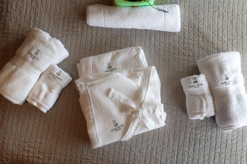 a group of white towels sitting on a floor at Casa Natu Ilhabela Portinho in Ilhabela