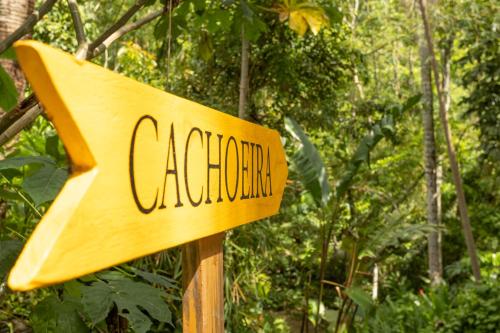 a wooden sign with the name of a garden at Casa Natu Ilhabela Portinho in Ilhabela