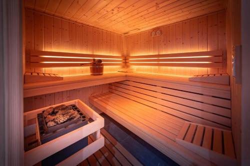 - un sauna en bois avec une boîte de bûches dans l'établissement Chalet Dyna, luxe, calme et sérénité, à Gérardmer