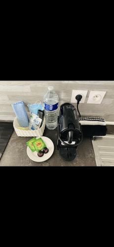 un comptoir de cuisine avec un évier avec une assiette et de l'eau dans l'établissement un petit coin de paradis entre mer et terre, à La Cadière-dʼAzur