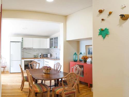 une cuisine et une salle à manger avec une table et des chaises dans l'établissement Renovated Traditional House w 3BR & Outdoor Space, à Funchal