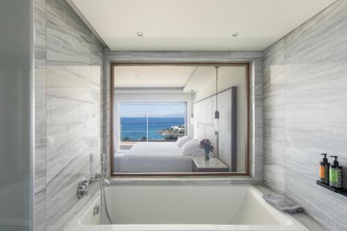 Ванная комната в Porto Elounda Golf & Spa Resort, Six Senses Spa