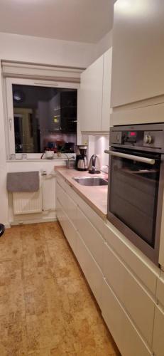 Kuchyň nebo kuchyňský kout v ubytování HomeStay with Bo